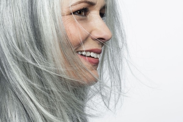 Como cuidar dos cabelos grisalhos?
