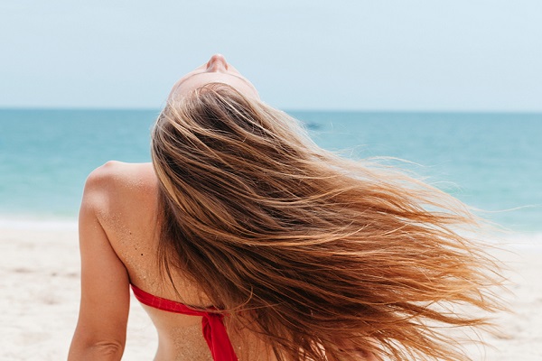 Como cuidar do cabelo tingido no verão?