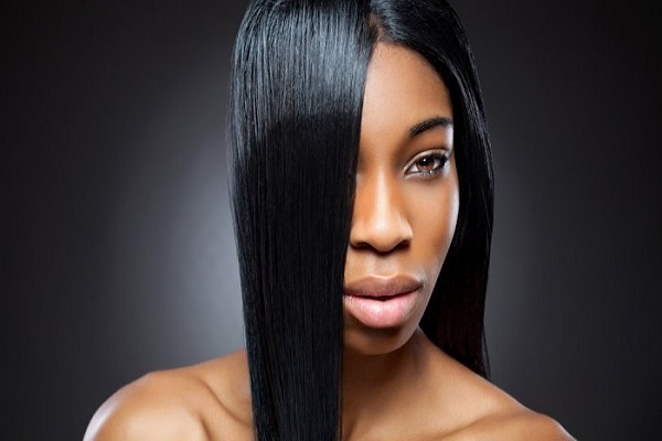 Alisamento de cabelo em mulheres negras: a tendência dos anos 2000 está de volta!
