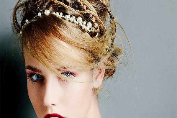 Penteado com tiara: a tendência queridinha das fashionistas!