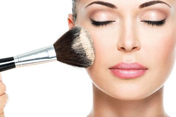 Como escolher produtos de maquiagem para quem tem pele sensível?