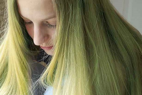 Como evitar o cabelo esverdeado neste verão?