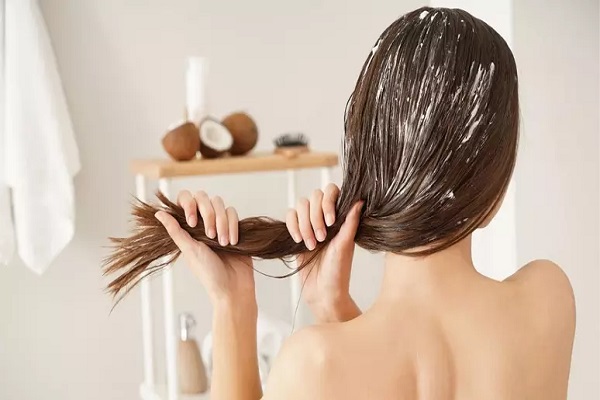 Pode ou não pode passar óleo de coco no cabelo?